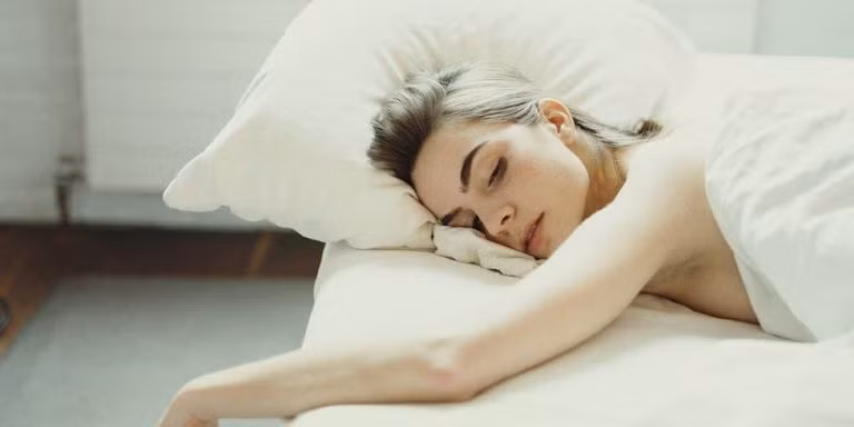 Ngủ 8 tiếng mỗi ngày: Ngủ là thời gian cơ thể hồi phục và tái tạo. Cho dù tập luyện 8 lần mỗi tuần và chi li với khẩu phần mà thiếu ngủ thì mọi kết quả giảm mỡ sẽ hỏng hết.