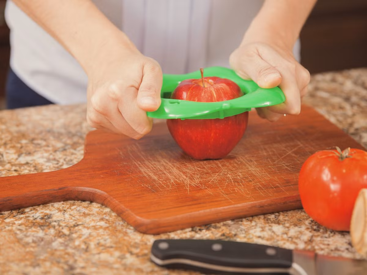 Dụng cụ bổ táo này tuy rất dễ sử dụng nhưng sẽ khá tốn diện tích trong ngăn kéo hoặc tủ bếp. Và bạn chẳng cần đến dụng cụ nhà bếp thông minh này nếu bạn có một con dao thật tốt. 