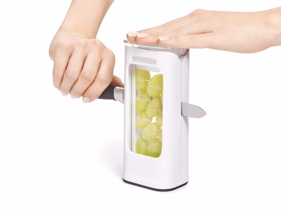 Dụng cụ bổ đôi nho và cà chua bi này quả đúng là một ý tưởng thông minh. Nhưng bạn có thể tiết kiệm được cho mình hơn 200 ngàn đồng nếu chỉ dùng hai chiếc đĩa và một con dao.