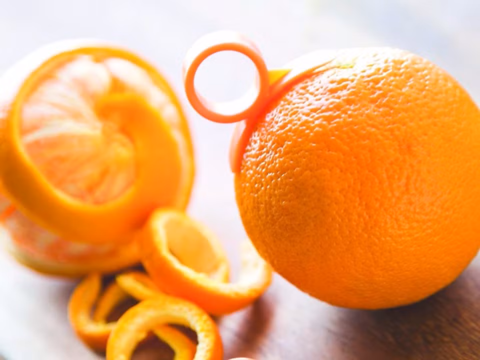 Một công ty đã sản xuất ra một dụng cụ bóc cam dành cho những người đàn ông không có móng tay và những người phụ nữ không muốn làm hỏng móng tay của mình. Tuy nhiên chỉ cần một con dao và một phút bạn hoàn toàn có thể gọt vỏ quả cam theo ý mình.