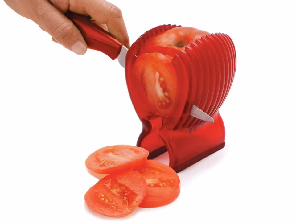 Với một con dao được mài sắc, thái lát cà chua chẳng còn khó gì. Và bạn có thể dùng tay để giữ cà chua ở đúng vị trí. 