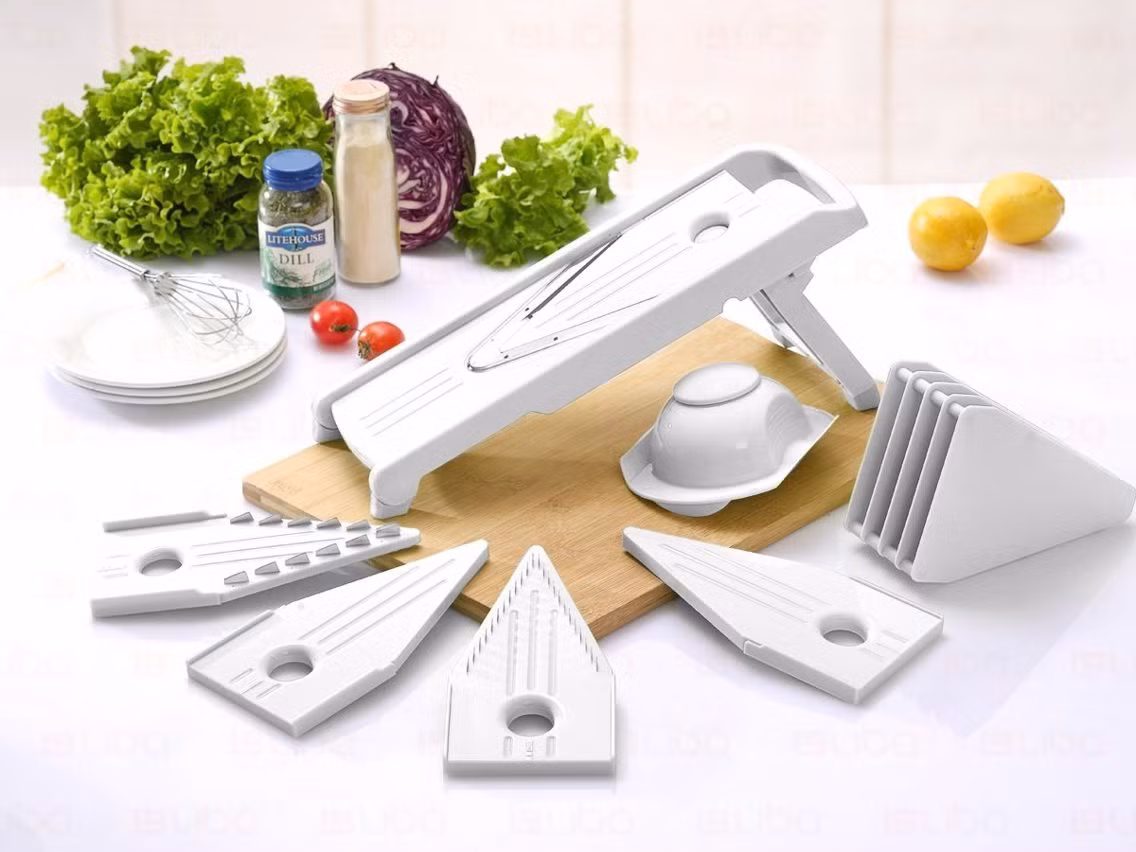 Bộ dụng cụ nhà bếp này có thể cắt rau củ, cắt lát phô mai, thái sợ sau củ, nhưng tất cả những công việc này đều có thể thực hiện được chỉ với một con dao. 