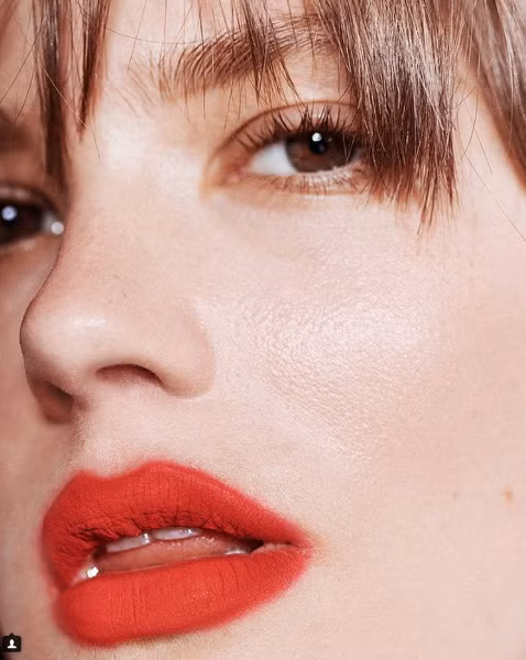 Màu son của năm 2017 vẫn là son đỏ nhưng kiểu trang điểm môi nhòe sẽ lên ngôi thay vì những đôi môi sắc nét. Để có được đôi môi đẹp theo kiểu không hoàn hảo này, chỉ cần bôi thêm son vào giữa môi, còn viền môi thì dùng ngón tay làm mờ bớt đi.