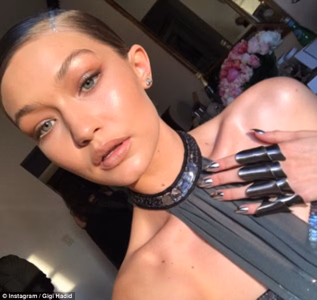 Móng tay ánh kim là kiểu móng dùng một lớp bột ánh kim (vàng hoặc bạc) đánh bóng lên lớp móng đã sơn. Đây là màu sơn móng nhận được gấp 570% lần sự yêu thích trên Pinterest. 