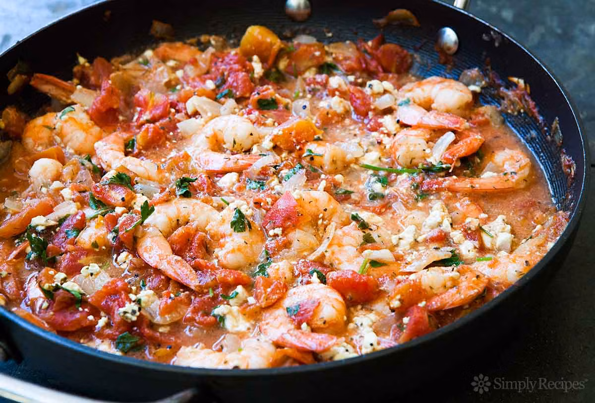 Sau đó cho tôm, bột ớt, lá xạ hương vào xào cho đến khi tôm chuyển màu hồng thì nêm nếm gia vị. 