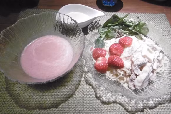 Đây là mì ramen có nước sốt làm từ socola trắng và dâu tây.