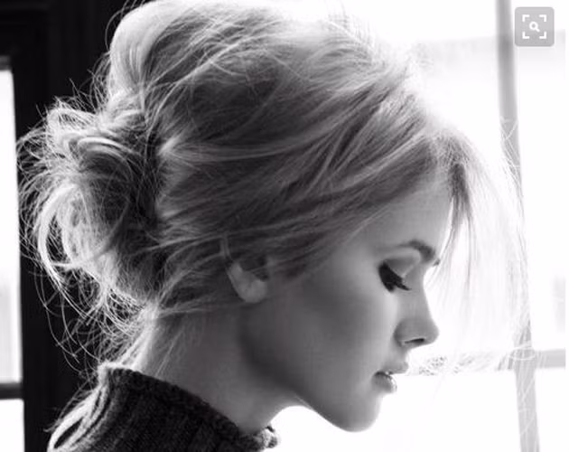 Đây là kiểu tóc trông càng có phần cẩu thả lại càng đẹp. Búi tóc thực hiện xong sẽ có dạng thuôn dài và không đối xứng. 