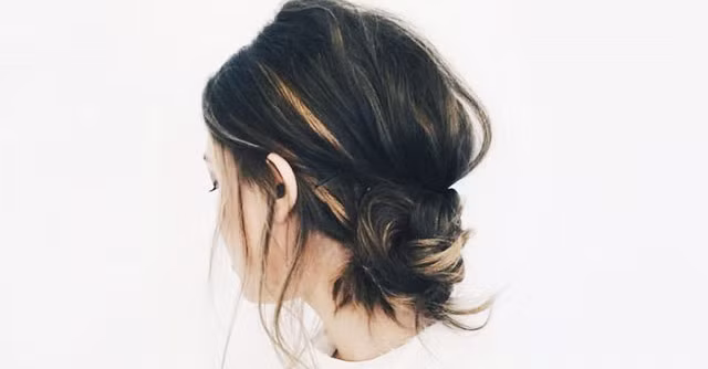 Cách tốt nhất để thực hiện tóc búi thấp quả chuối này là trên một mái tóc sau gội đầu từ 1-2 ngày. Nếu tóc sạch thì có thể dùng keo xịt tóc hoặc dầu gội khô để mái tóc dày hơn. Chuẩn bị sẵn chun buộc tóc và kẹp ghim.