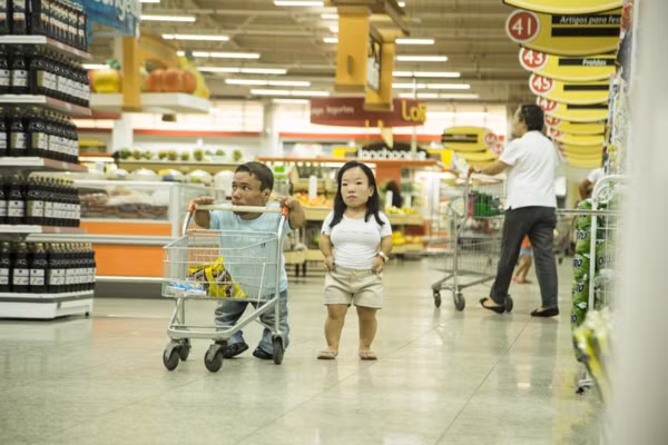 Mặc dù cả hai đều có công việc ổn định, thu nhập không thấp nhưng cuộc sống vẫn không trọn vẹn. Mong ước duy nhất của cả hai bây giờ là có con. Nhưng bác sĩ cảnh báo chiều cao hạn chế của Katyucia sẽ khiến việc mang thai rất nguy hiểm vì thai nhi khó phát triển hoàn thiện trong tử cung.