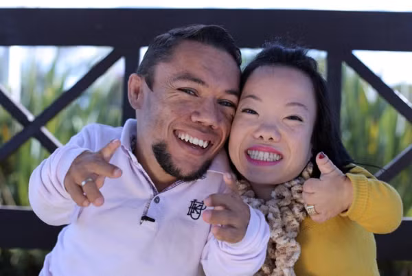 Được biết, ngay giây phút đầu tiên nhìn thấy Katyucia qua MSN messenger, Paul đã trúng tiếng sét ái tình nhưng Katyucia lại có phần e ngại nên đã tìm cách từ chối không muốn làm quen. 