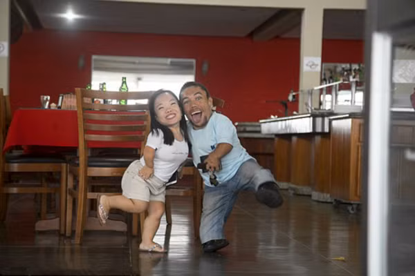 Tuy nhiên, anh Paul vẫn kiên nhẫn theo đuổi. Anh đến tận thành phố nơi vợ mình sống để gặp cô. Người phụ nữ này cuối cùng cũng cảm động trước sự chân thành của Paul và cặp đôi quyết định hẹn hò. Yêu nhau được 4 năm thì cả hai dọn về sống chung. Hiện cả hai đều có công việc riêng của mình. 