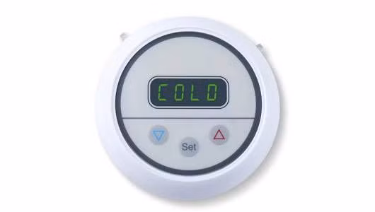 Một trong những sai lầm gây hại do dùng điều hòa, nhất là người già và trẻ em, là để nhiệt độ quá thấp. Ngoài việc phải vận hành liên tục để duy trì nhiệt độ yêu cầu gây tốn điện, sự chênh lệch nhiệt độ giữa bên ngoài và trong nhà rất lớn khiến người già và trẻ em rất dễ bị mắc các bệnh hô hấp, cảm lạnh hoặc sốc nhiệt vì không thích ứng kịp với thay đổi nhiệt độ. (Ảnh: mnn)