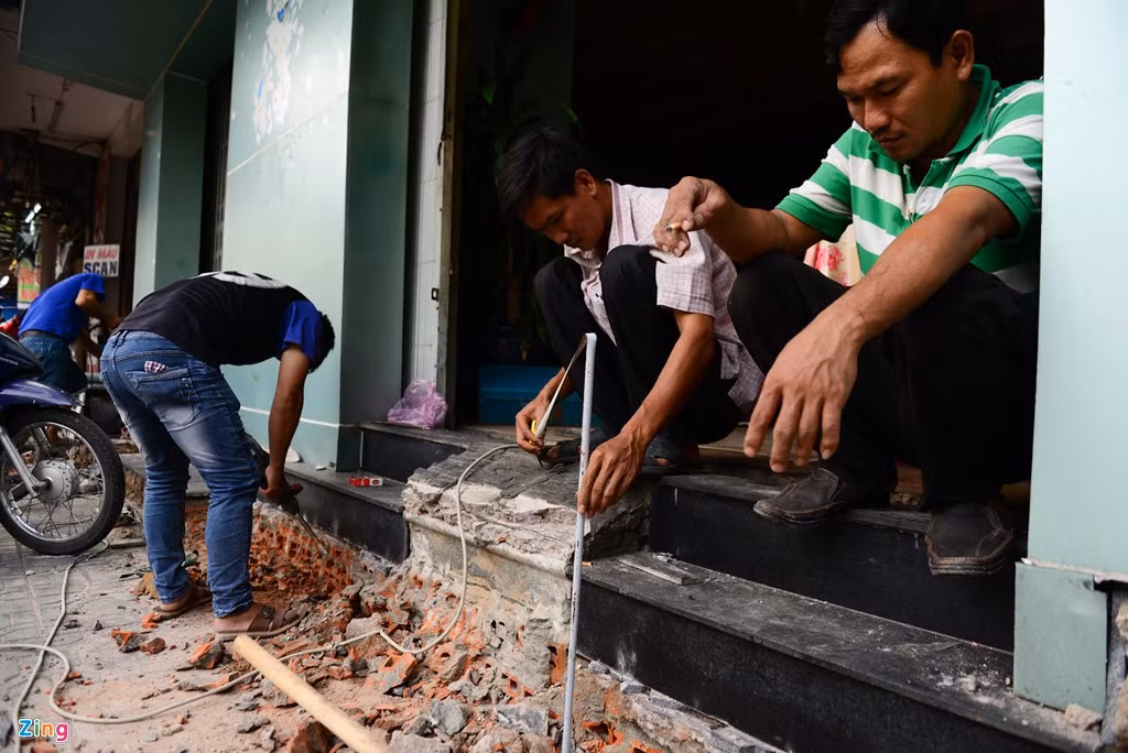 Trên đường Trần Quang Khải, quận 1, người dân tiếp tục phá dỡ những bậc thềm xây lấn ra vỉa hè. 