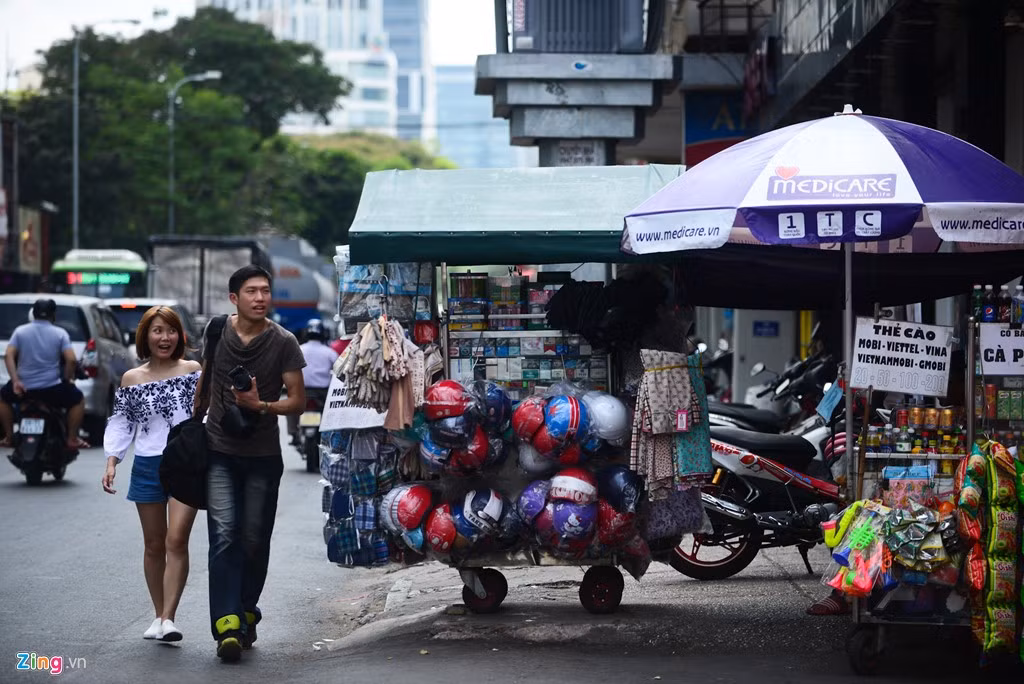 Bên cạnh đó, nhiều tuyến đường trong quận 1 như: Đường Hai Bà Trưng, Nguyễn Thị Minh Khai, Điện Biên Phủ, Pasteur... tình trạng lộn xộn vẫn tồn tại. 
