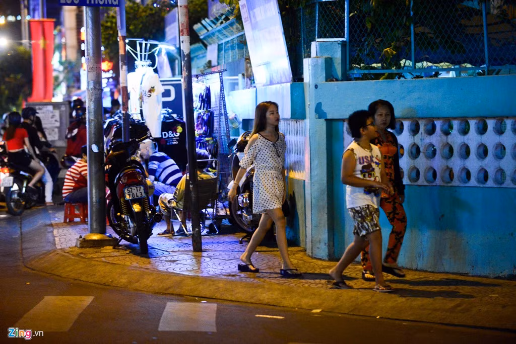 Nhiều trường hợp liên tục phải đi lên vỉa hè rồi xuống lòng đường để tránh xe máy, hàng quán. 