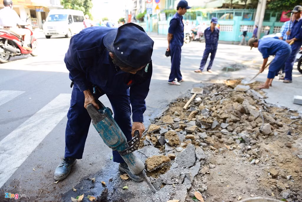 Công nhân ráo riết làm việc để trả lại vỉa hè thông thoáng cho người đi đường.