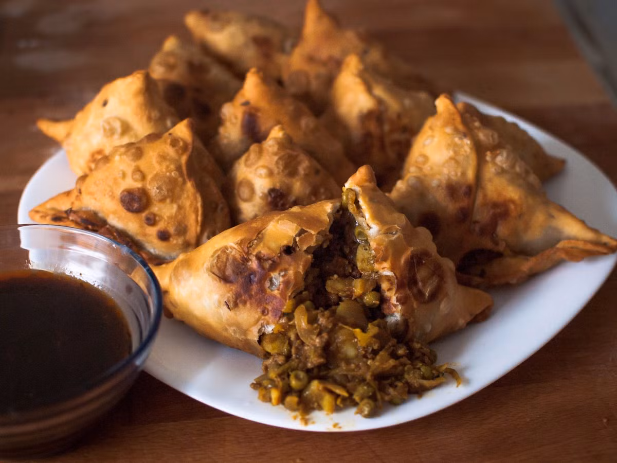 Há cảo Ấn Độ có vỏ vừa giòn, vừa xốp như bánh ngọt nhưng có nhân khoai tây, đậu lăng, thịt xay hoặc hành. 