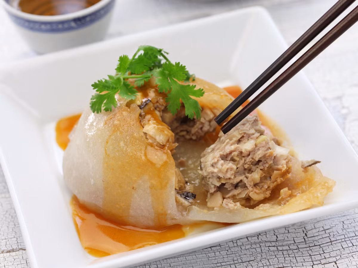 Há cảo Đài Loan được bày bán khắp nơi. Vỏ bánh được làm từ bột bắp, bột khoai lang và bột gạo, nhân thịt lợn, nấm, măng…Há cảo được hấp chín trước khi đem chiên.