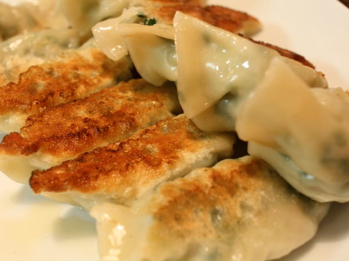 Há cảo Nhật Bản cũng có phiên bản một mặt rán, một mặt hấp. Vỏ há cảo rất mỏng, nhân bên trong là thịt, bắp cải, hành và cà rốt. 