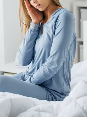 Nằm sấp khi ngủ: Tư thế ngủ này khiến bạn phải úp mặt xuống gối và về lâu dài sẽ khiến mặt bị nếp nhăn. 