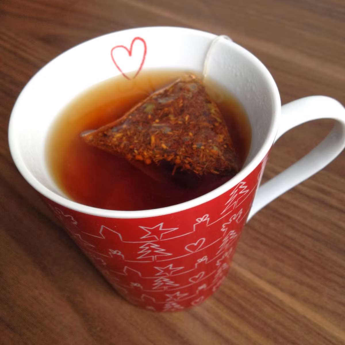 Trà càng vụn thì thôi ra càng nhanh nên chỉ cần ngâm khoảng 2 phút. Đối với những loại trà này nếu không kịp thời lấy túi trà ra thì cốc trà sẽ đắng ngắt không uống được hoặc uống không ngon.(Ảnh: handbagsandcupcakes)