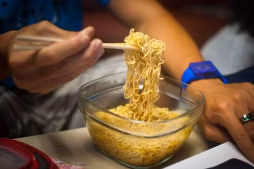  Mì ăn liền là món ăn mà gần như gia đình châu Á nào cũng có sẵn. Người ta ăn mì thay cho cả bữa chính và bữa phụ, ăm khi túi đang ít tiền và ăn vì tiện lợi và thoải mái. (Ảnh: tophealthnews)