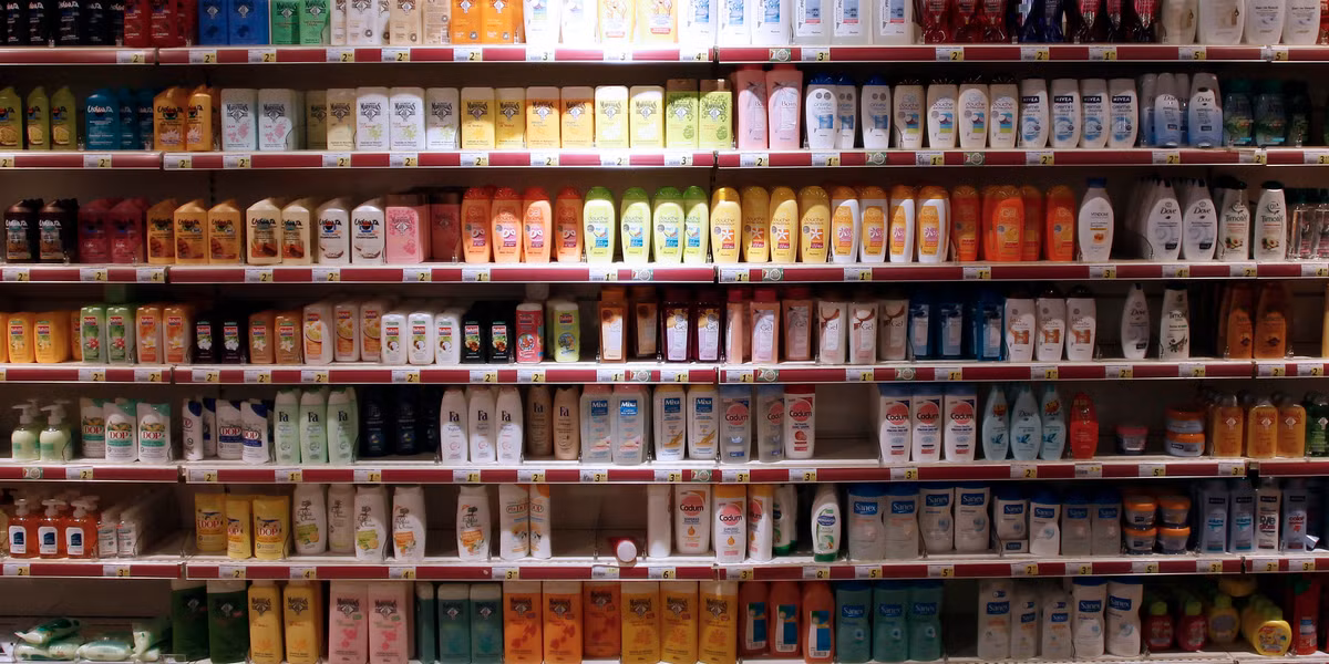 Theo những thông tin do các chuyên gia da liễu cung cấp được đăng tải trên trang skinhelp thì thay đổi dầu gội đầu quá thường xuyên sẽ có hại cho tóc vì gây viêm da đầu hoặc viêm da tiết dầu, một số trường hợp có thể gây rụng tóc. (Ảnh: Huffpost)