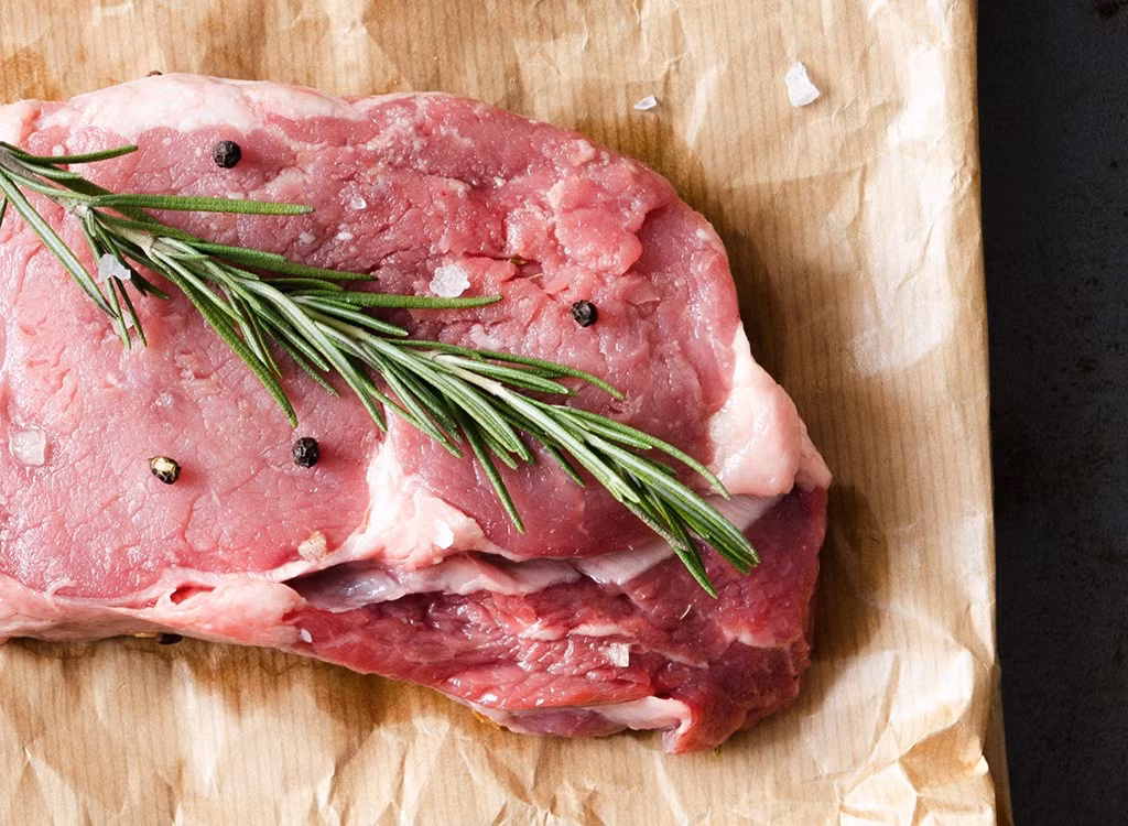 Khi đi tìm một loại thịt có tác dụng giảm cân cho đàn ông, các anh hãy chọn thịt bò ăn cỏ. Vì sao? Thịt này là nguồn cung cấp creatine số một, có tác dụng làm tăng các nhóm cơ lớn. Một ưu điểm khác là bò này nạc và chứa ít calo hơn bò thường. 