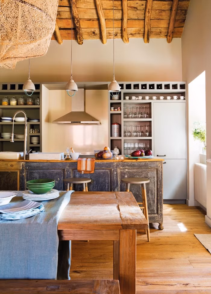 Bên ngoài ngôi nhà được sử dụng hoàn toàn chất liệu đá của địa phương để giảm tối đa chi phí xây dựng. Bên trong được trát vữa và quét sơn mịn tạo vẻ đẹp tinh tế, hiện đại cho không gian. 