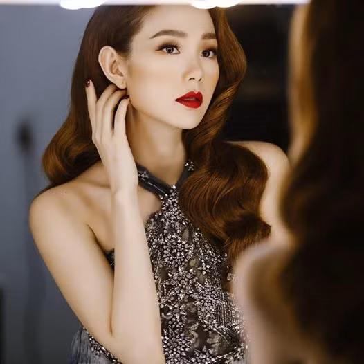 Tranh cai gay gat viec Minh Hang to bi Ha Ho "da" khoi The Face