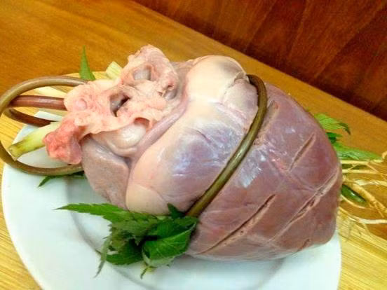 So với thịt thường thì lượng collagen và elastin có trong tim lợn cao gấp đôi, vì thế đây là một thực phẩm rất tốt cho da và các tế bào liên kết vì có tác dụng chống nhăn và chống lão hóa. Ngoài ra tim lợn còn chứa nhiều vitamin B12, sắt, kali… cùng với ác axit amino thiết yếu để tạo cơ, tích trữ năng lượng, tăng sức chịu đựng và sức bền. Ảnh: Tamthat.com.vn.