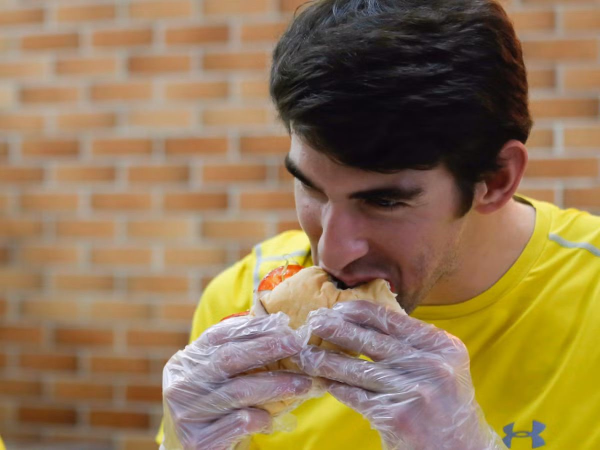 Nhiều người biết vận động viên bơi lội nổi tiếng Michael Phelp ăn uống hơi buồn cười. Một số nói Michael ăn 12.000 mỗi ngày để chuẩn bị cho Olympic Bắc Kinh. Phelp cho biết con số đó hơi quá nhưng bữa trưa của anh khá “khủng” – gồm vài chiếc bánh mì sandwich kẹp thịt và phô mai, đồ uống tăng năng lượng và khoảng nửa kg mì spaghetti. (Theo Insider)