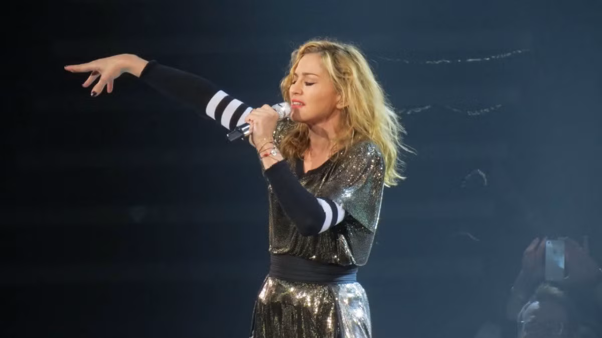 Nữ ca sĩ nổi tiếng Madona thực hiện một chế độ ăn kiêng nghiêm ngặt hoàn toàn không có bột mì, trứng, sữa nhưng lại có rất nhiều rau biển như tảo biển, tảo bẹ. 