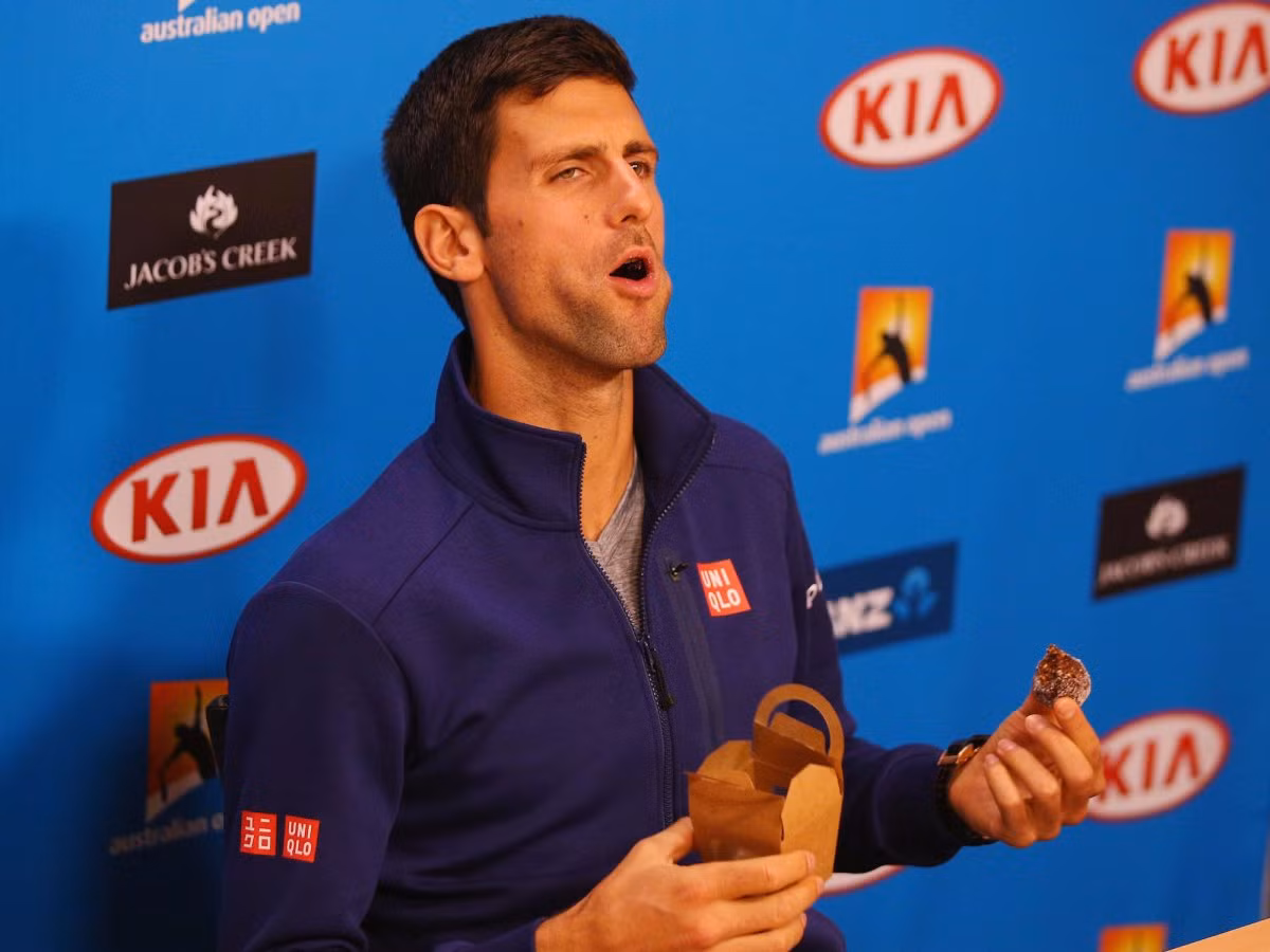 Trong tấm ảnh này, Novak Djokovic có vẻ thích ăn đồ ngọt nhưng ngôi sao quần vợt này cho biết anh chú trọng đến tinh bột và ăn càng nhiều rau càng tốt vào bữa trưa. Chế độ dinh dưỡng của anh hoàn toàn không có gluten, hạn chế sữa, caffein và đường tinh luyện. 