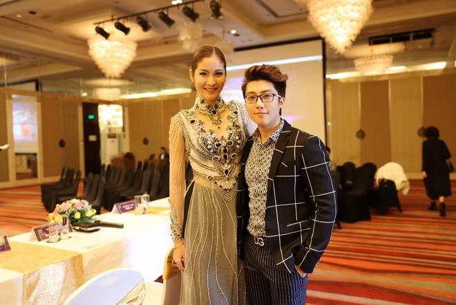 Chàng bác sĩ hài hước nói: “Tôi từng tư vấn và làm đẹp cho nhiều hoa hậu, người mẫu, nhưng vẫn chưa hình dung được mẫu bạn gái lý tưởng của mình. Có lẽ vì thế nên mới ế”. 