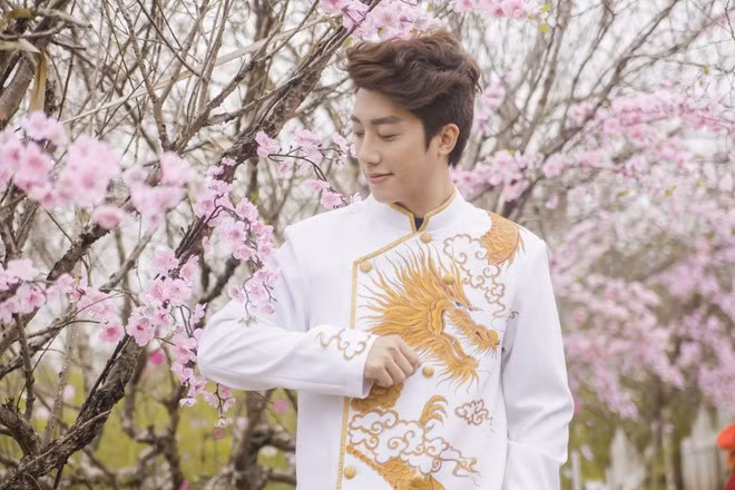 “Tết Đinh Dậu với tôi vừa vui vừa buồn. Tôi thấy ấm áp khi được đón thời khắc giao thừa cùng đồng nghiệp, song rất nhớ gia đình. Dù đã quen với cuộc sống tự lập từ lâu, giây phút đó tôi thật sự thèm cảm giác sum vầy”, 8X tâm sự. 