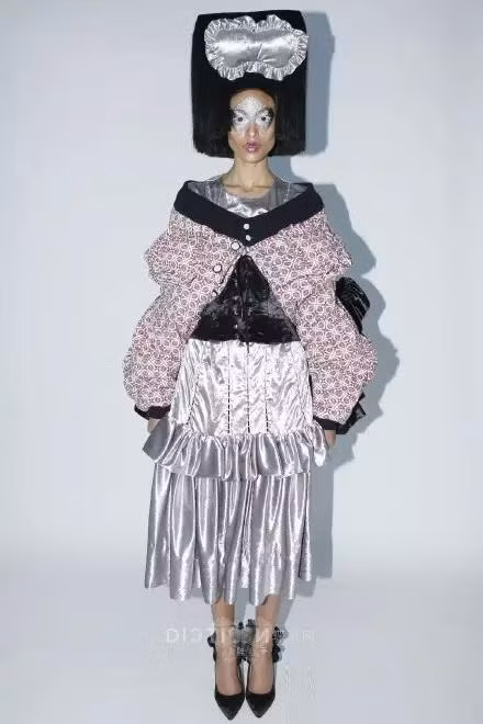 Đội mũ thế này thì có thể nằm lăn ra ngủ bất cứ đâu. 