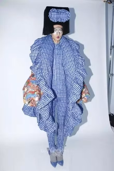 Chăn cũng được dùng để làm áo choàng như thường. 