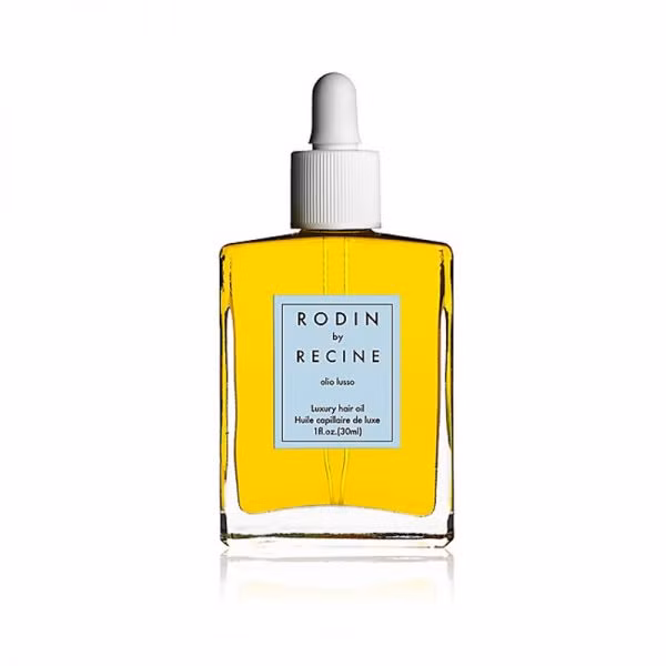 Không đốt cháy mái tóc: Thay vì làm mái tóc của mình cháy khét vì tạo kiểu thì người Pháp ưa chuộng những kiểu tóc tự nhiên. Bất kể tóc bạn xoăn hay thẳng thì chỉ cần bôi dầu dưỡng tóc lên tóc để tóc không bị rối rồi để sóng tóc theo đúng tự nhiên. 