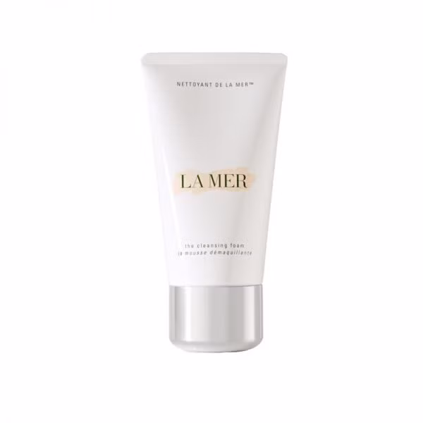 Không đi ngủ khi chưa tẩy trang: Nếu bạn thắc mắc tại sao các cô gái Pháp lại có thể ra đường với gương mặt gần như không phấn son thì câu trả lời là họ chăm sóc làn da rất tốt. Lần tới nếu bạn có ý định mang nguyên bộ mặt trang điểm lên giường ngủ thì hãy nghĩ đến điều này. 