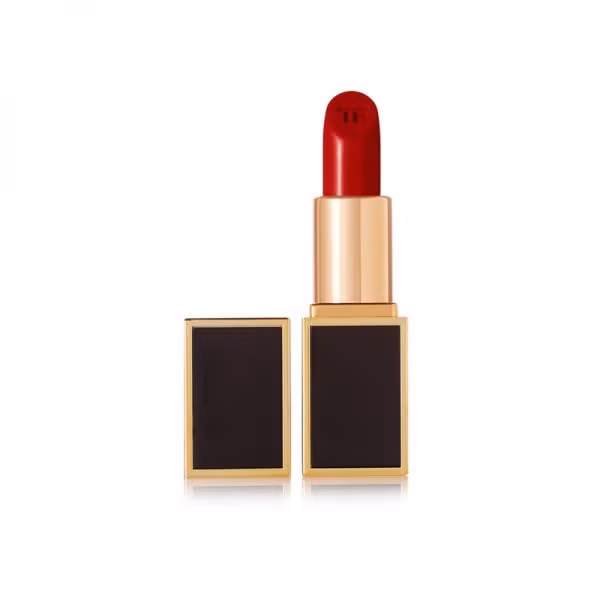 Không để son dính lên răng: Phụ nữ Pháp không thể sống thiếu son đỏ nhưng không bao giờ mắc phải sai lầm là để son dính lên răng. Bí quyết của họ là sau khi đã đánh son xong thì đưa ngón tay trỏ vào giữa hai môi, sau đó chu môi lại để lau hết phần son thừa. 