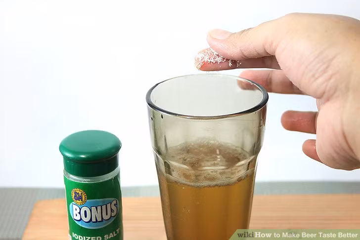 Bia: Ngoài giảm vị đắng thì muối còn là chất tăng mùi vị tự nhiên. Khi cho vào bia, các tinh thể muối tạo thành các bong bóng khiến cốc bia có nhiều bọt hơn. (Ảnh: wikihow)