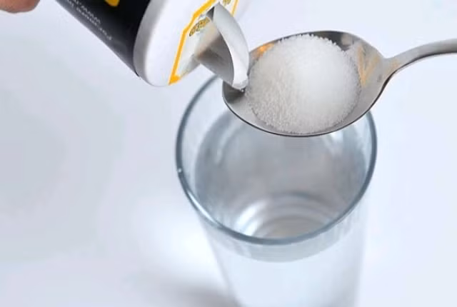 Nước lọc: Đối với nhiều người, uống 8 cốc nước mỗi ngày không phải là việc dễ dàng gì. Nước lọc không mùi không vị nên không ngon như những đồ uống chứa calo khác. Tuy nhiên,theo trang wisebead, bạn có thể giải quyết điều này bằng cách cho vào cốc nước vài hạt muối. Cách này không chỉ khiến cốc nước “ngon” hơn mà còn có thể bổ sung thêm chất điện phân cho cơ thể trong những ngày đổ nhiều mồ hôi. (Ảnh: healthremedy) 