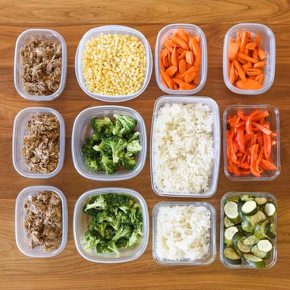 Dùng hết mọi thứ, không bỏ phí: Để có thể theo dõi thức ăn trong tủ lạnh, có thể dán nhãn ngày vào thức ăn còn thừa để không bị để quá lâu. Nếu không thể ăn ngay thì cho lên ngăn đá. (Ảnh: Pinterest) 