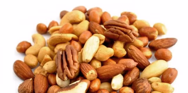 Tự làm những gì hay ăn: Chuẩn bị đồ ăn tại nhà bao giờ cũng rẻ và tốt cho sức khỏe hơn đồ ăn mua sẵn, nhất là đối với đồ ăn nhẹ. Chẳng hạn như bạn có thể làm sẵn nước sốt salad hay tự làm sữa chua vì những loại như sữa chua Hy Lạp rất đắt tiền. (Ảnh: bodybuilding)