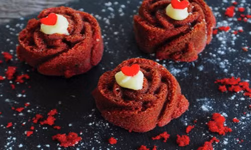 Nguyên liệu làm bánh cupcake valentine hình hoa hồng gồm có: 125g bột mì đa dụng, 10g cacao không đường, ¼ thìa bột nở, ¼ thìa muối, 60g bơ, 150g đường, 1 quả trứng.: ½ thìa vani, ½ chén butter milk (sữa chua dạng lỏng), 1 thìa phẩm màu, ¼ chén hạt óc chó, ½ thìa muối nở, ½ thìa dấm. Nguyên liệu cho phần nhân kem gồm có: 224g phô mai kem (cream cheese), 56g bơ, 1 thìa vani, ¼ thìa muối, 240g đường bột. 