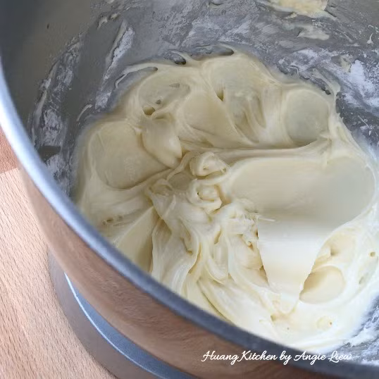 Để làm nhân bánh, trộn cream cheese với bơ đến khi đều, sau đó cho vani và một ít muối vào. Tiếp đó từ từ cho bột đường vào đánh thành kem mịn. Cho vào túi bắt kem và bắt lên bánh, trang trí bằng một viên kẹo đường hình trái tim. (Nguồn ảnh: HK)