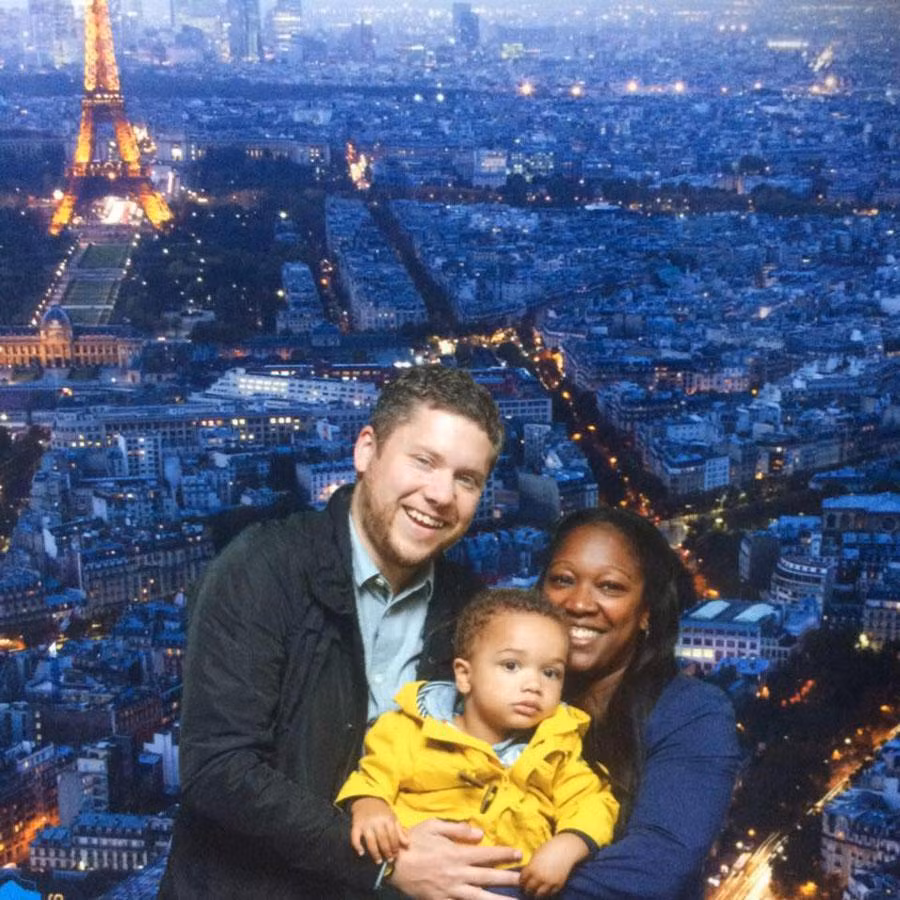 Người chồng đau khổ của cô Natalie kể lại thai kỳ của vợ mình diễn ra bình thường. Gần đến ngày sinh, cô Natalie bắt đầu chuyển dạ và đến 8h tối ngày đi đẻ thì vỡ ối. Sau khi thăm khám, bác sĩ phát hiện ngôi thai không thuận và phải mổ đẻ forcep để lấy em bé ra. 