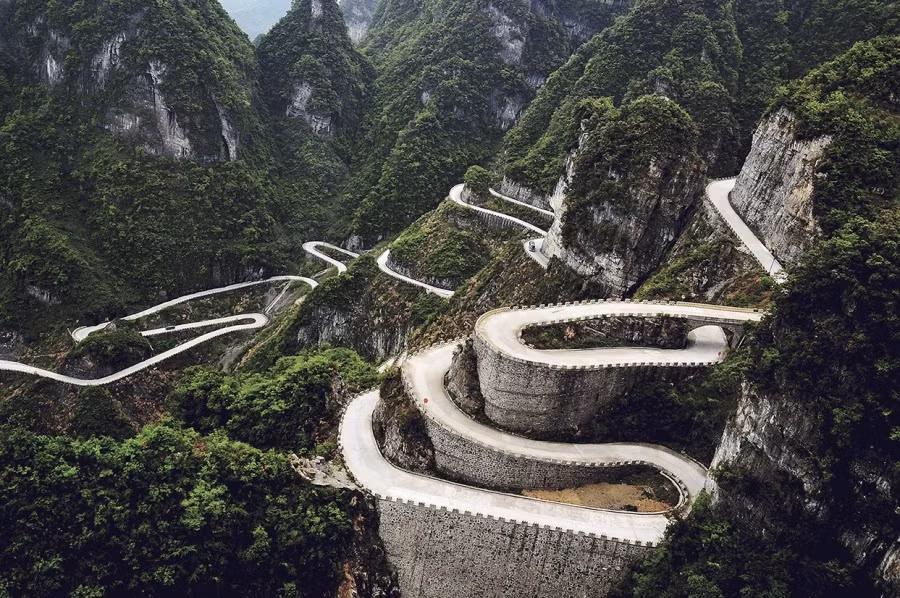 Thiên Môn Sơn, Trung Quốc: Con đường này dài 10 km và có tới 99 lượt dốc, điểm đầu và điểm cuối nối nhau có chiều cao 1.000 mét. Các lái xe phải có thần kinh thép để vượt qua cung đường kinh hoàng này. 