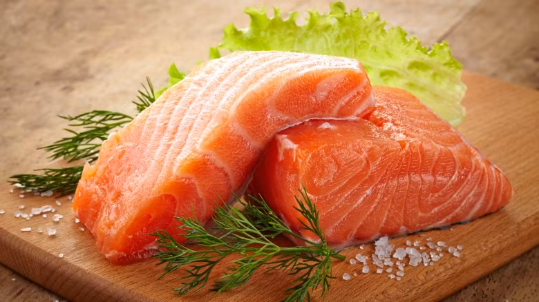 Khi chế biến cá hồi cũng đừng ngạc nhiên về màu sắc khác nhau của cá hồi. Thịt cá hồi tự nhiên có màu đỏ sẫm, còn cá hồi nuôi thì ngả màu hồng cam nhiều hơn. Cá hồi tự nhiên chủ yếu ăn động vật giáp xác như tôm, còn cá hồi nuôi thì ăn thức ăn giành riêng cho cá hồi. Vì vậy chọn mua cá hồi có màu đỏ sẫm hay cam cũng không quan trọng. (Nguồn ảnh: Mashed)